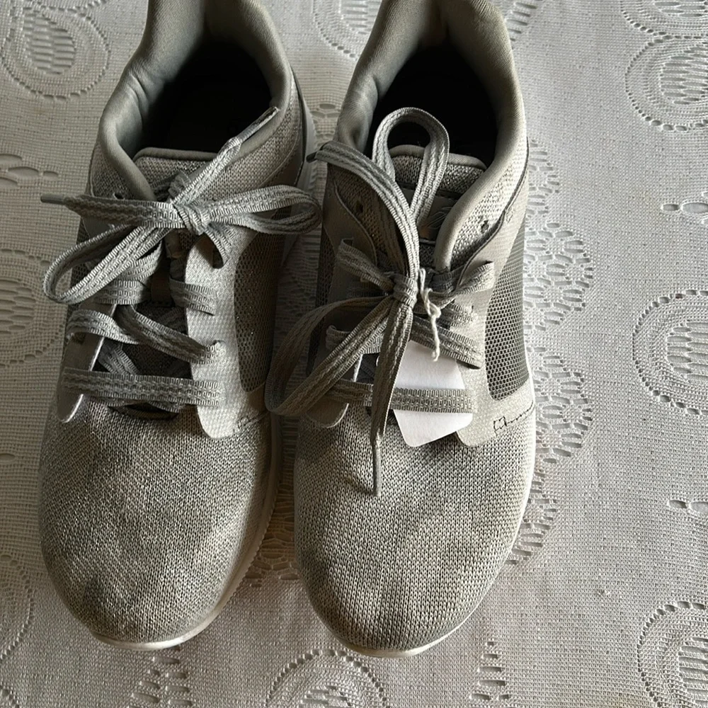 Girls sneakers size 6. - Picture 1 of 6